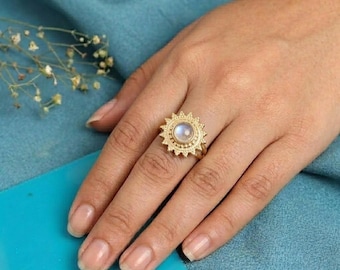 Pierścionek z kamieniem księżycowym i promieniami słońca • Złota biżuteria w stylu boho w stylu Celestial