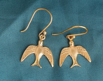 Pendientes colgantes de pájaro dorado: un regalo natural y ligero.