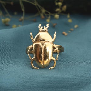 Gouden keverring: handgemaakte messing boho-statementsieraden