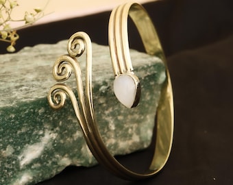 Handgefertigt Messing Mondstein Armreif, Boho Spiral Armreif