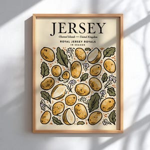 Puede incluir: Un estampado enmarcado con la palabra "JERSEY" en la parte superior, con texto debajo que indica "Channel Islands - United Kingdom" y "Royal Jersey Royals IN SEASON". La obra de arte muestra ilustraciones de patatas, hojas y flores en una paleta de colores beige y verde.