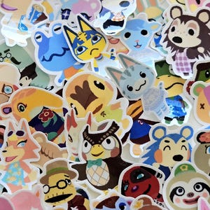 Peut inclure: Une collection d'autocollants découpés assortis représentant divers personnages d'animaux de dessin animé colorés avec des expressions faciales, des tenues et des accessoires distincts, superposés dans un agencement dense sur un fond blanc.