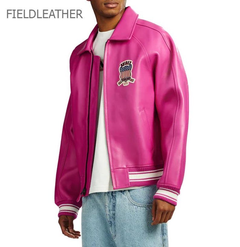 Puede incluir: Juego de tres tazas de cer&aacute;mica con acabado mate moteado. Las tazas son de color crema, gris claro y gris oscuro. Cada taza tiene un dise&ntilde;o simple y minimalista.