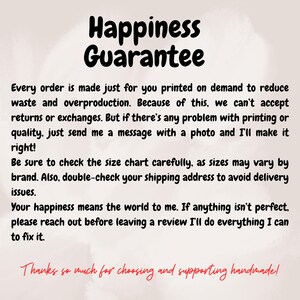 Może przedstawiać: Kremowa grafika z napisem "Happiness Guarantee" pogrubioną, czarną czcionką. Poniższy tekst wyjaśnia zasady sklepu dotyczące zwrot&oacute;w, wymian i jakości. Zawiera r&oacute;wnież podziękowanie za wspieranie ręcznie robionych przedmiot&oacute;w.