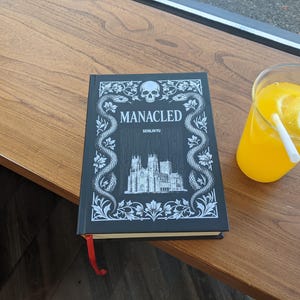Manacled Book Complete roman, hardcover boek met illustratie