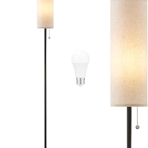 Puede incluir: Una lámpara de pie negra con una pantalla de lino beige. La lámpara tiene una base redonda y una cadena. Se incluye una bombilla LED. La lámpara está diseñada para uso en interiores y proporciona iluminación ambiental.