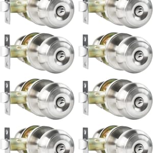 Könnte beinhalten: Acht Türknöpfe aus gebürstetem Nickel mit passenden Schließblechen sind in einem Raster angeordnet. Jeder Knopf hat ein rundes, glattes Design mit einem Schlüsselloch. Die Schließbleche sind rechteckig mit abgerundeten Kanten und zwei Schraubenlöchern.