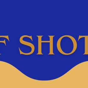 Op de afbeelding: Een blauw en goudkleurige afbeelding met de tekst "GOLF SHOT LOG". Het ontwerp bevat golfbal-iconen aan weerszijden en een golvende gouden lijn aan de onderkant. De tekst is goudkleurig.