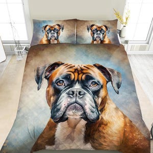 Può includere: Set di biancheria da letto con motivo cane Boxer. Il set include un copripiumino e due federe con un ritratto artistico di un Boxer. I colori principali sono marrone, beige e nero. Il design ha un effetto acquerello.