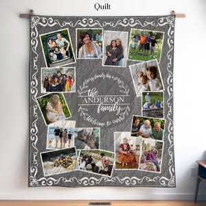 Könnte beinhalten: Eine graue Steppdecke mit einer Collage aus verschiedenen Familienfotos und einem zentralen kreisförmigen Emblem mit dem Text Every family has a story, the Anderson family, welcome to ours, umgeben von einem weißen dekorativen Schnörkelrand.