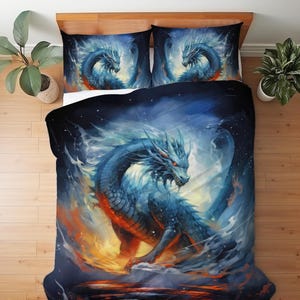 Può includere: Un set di biancheria da letto composto da un copripiumino e due federe con una grande illustrazione centrale di un drago blu circondato da fiamme blu e arancioni vorticose su uno sfondo scuro e stellato con occhi arancioni.