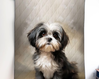 Könnte beinhalten: Eine rechteckige Steppdecke mit einem gedruckten Porträt eines schwarz-weißen Shih Tzu Hundes mit langem Fell und braunen Augen. Der Hintergrund der Decke hat ein hellbeiges, diagonal gestepptes Muster. Das Wort Quilt steht oben in der Mitte.