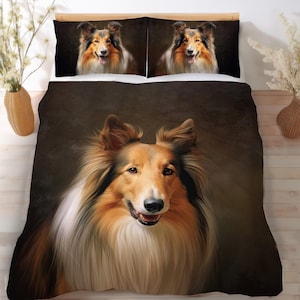 Pode incluir: Um conjunto de roupa de cama com um retrato grande e detalhado de um cão Collie de pelo comprido, de cor zibelina e branca, sobre um fundo castanho escuro. O conjunto inclui uma capa de edredão e duas fronhas a condizer, cada uma exibindo o mesmo retrato canino com uma estética suave e pictórica.