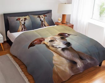 Könnte beinhalten: Ein Bettwäscheset mit einem hellbraunen italienischen Windspiel, das auf die Bettdecke und zwei passende Kissenbezüge gedruckt ist. Der Hund hat große Ohren und eine schmale Schnauze vor einem weichen, grau-braunen Hintergrund.