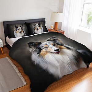 Puede incluir: Juego de cama con un retrato detallado de un perro Sheltie. El juego incluye una funda nórdica y dos fundas de almohada, todas con el mismo diseño de retrato de perro. El perro tiene un pelaje blanco y canela esponjoso con marcas negras y grises.