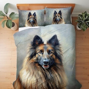 Könnte beinhalten: Bettwäsche-Set mit einem detaillierten Porträt eines Belgischen Schäferhundes. Das Set enthält einen Bettbezug und zwei Kissenbezüge, alle mit dem gleichen Hunde-Bild. Der Hund hat braunes und schwarzes Fell vor einem weichen, neutralen Hintergrund.