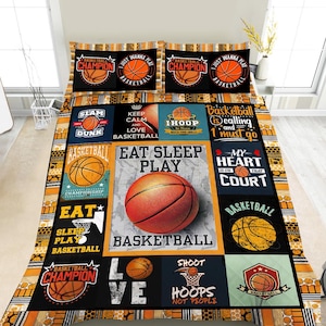Peut inclure: Une parure de lit sur le thème du basket-ball aux couleurs orange, noir et blanc. La couette et les taies d'oreiller présentent des graphismes de ballons et des textes comme "Eat Sleep Play Basketball", "Basketball Champion" et "My Heart Is On That Court".