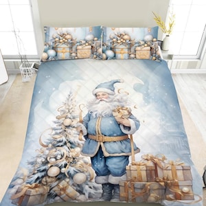 Può includere: Un copriletto trapuntato e due federe abbinate nei toni dell'azzurro e del bianco. Il disegno raffigura una figura barbuta con un cappotto blu, in piedi accanto a un albero di Natale decorato e a diverse scatole regalo impacchettate.
