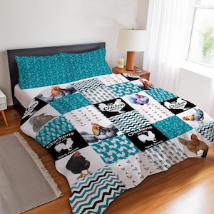 Peut inclure: Une couette en patchwork avec des motifs bleu sarcelle et blancs, des illustrations de poules et des blocs de texte indiquant The Chicken Whisperer et Chickens are my Spirit Animal. L'ensemble comprend deux taies d'oreiller assorties.