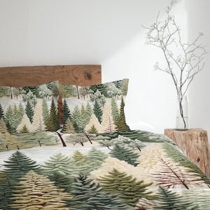 Peut inclure: Une parure de lit avec un motif de forêt répétitif composé de divers conifères dans des tons vert sauge, olive et crème. Le design recouvre la taie d'oreiller et la housse de couette, représentant un paysage boisé dense au feuillage texturé.