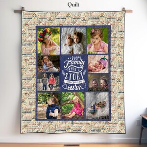 Op de afbeelding: Een rechthoekige quilt met een collage van acht foto's van kinderen en een centraal donkerblauw paneel met de witte tekst "Every Family Has A Story Welcome To Ours". De rand is van beige stof met herhalende "Farm Fresh"-tekst.