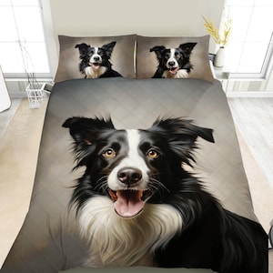 Puede incluir: Un juego de cama acolchado que presenta un retrato grande y detallado de un Border Collie blanco y negro con una expresión feliz. El diseño incluye dos fundas de almohada a juego, cada una con un retrato similar del mismo perro.