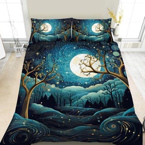 Op de afbeelding: Een beddengoedset met een nachtelijke scène in donkerblauw en groenblauw, met een grote volle maan, wervelende wolken en silhouetten van bomen met gouden takken. De set bevat twee bijpassende kussenslopen en een dekbed met sterrenhemel.