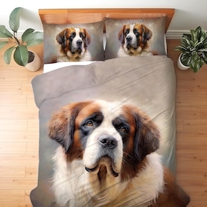 Op de afbeelding: Een beddengoedset met een Sint-Bernardhond-ontwerp. Het dekbedovertrek en de twee kussenslopen tonen een gedetailleerd portret van het gezicht van de hond, met bruine, witte en zwarte vacht. De beddengoedset is ontworpen voor een bed.