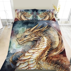 Op de afbeelding: Een beddengoedset bestaande uit een dekbedovertrek en twee kussenslopen met een aquarelillustratie van een gouden draak. De draak heeft gedetailleerde schubben, hoorns en blauwe ogen tegen een donkere, sfeervolle achtergrond van blauw en bruin.