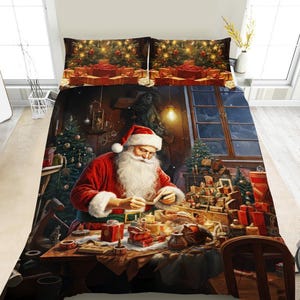 Può includere: Un set di biancheria da letto composto da un copripiumino e due federe a tema natalizio. Il design raffigura Babbo Natale seduto a un tavolo di legno, intento a scrivere su un libro, circondato da regali incartati, candele e un albero.