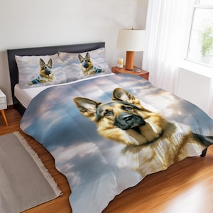 Peut inclure: Ensemble de literie avec un motif de berger allemand. L'ensemble comprend une housse de couette et deux taies d'oreiller, toutes avec une image réaliste du chien sur un fond de ciel nuageux. Le pelage du chien est détaillé dans des tons de marron, noir et beige.