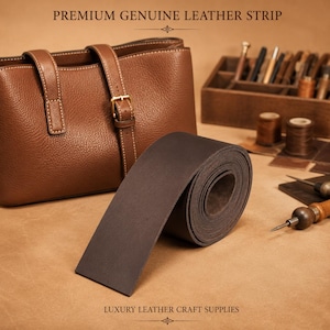 Peut inclure: Une bande de cuir brun foncé enroulée en bobine, placée à côté d'un sac à main en cuir beige texturé avec une sangle à boucle. Le texte PREMIUM GENUINE LEATHER STRIP et LUXURY LEATHER CRAFT SUPPLIES est visible en haut et en bas de l'image.