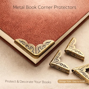 Könnte beinhalten: Nahaufnahme von Metall-Bucheckenschutz mit Vintage-Stil. Die Schützer sind bronzefarben und haben ein verziertes Design. Die Schützer befinden sich auf einem braunen Buch. Der Text auf dem Bild lautet "Metal Book Corner Protectors" und "Protect & Decorate Your Books".