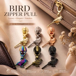 Op de afbeelding: Een verzameling vogelvormige ritstrekkers in diverse metallic afwerkingen, waaronder goud, zilver en iriserend. De tekst luidt "BIRD ZIPPER PULL" en "Luxury, Elegant, Timeless". Geschikt voor tassen, rugzakken en kleding.