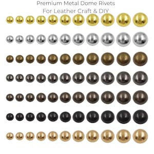 Puede incluir: Filas de remaches de cúpula metálicos en varios tamaños y acabados, incluyendo dorado, plateado, bronce y negro. Los remaches están dispuestos en una cuadrícula, mostrando sus diferentes tamaños y colores. El texto en la parte superior dice "Premium Metal Dome Rivets For Leather Craft & DIY."