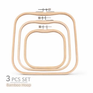 Può includere: Un cartello in legno rustico con la scritta "Welcome to our porch" in lettere bianche. Il cartello presenta una finitura invecchiata e un design semplice e invitante, ideale per l'arredamento esterno.