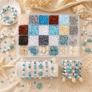 Peut inclure: Une boîte de rangement en plastique transparent remplie de perles en argile plates et rondes de diverses couleurs, de perles intercalaires métalliques et de breloques sur le thème marin, incluant des tortues, étoiles et coquillages.