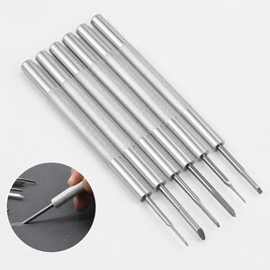 Könnte beinhalten: Ein Set aus sechs silberfarbenen Metall-Präzisionswerkzeugen mit gerändelten zylindrischen Griffen. Jedes Werkzeug verfügt über eine eigene Spitzenform, darunter spitze, flache und abgewinkelte Enden, für detaillierte manuelle Arbeiten.