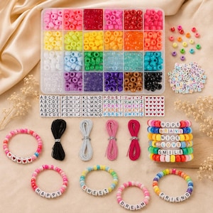 Peut inclure: Un kit de loisirs créatifs avec une boîte de rangement en plastique transparent remplie de perles colorées. Comprend des perles lettres, des perles cœurs, quatre bobines de fil élastique et plusieurs bracelets finis avec les mots HOPE, BRAVE, NICE, LOVE, SMILE, HAPPY, SWEET, DREAM et FRIEND.