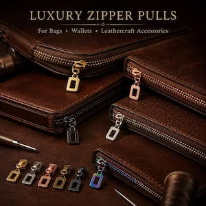 Op de afbeelding: Afbeelding van bruin lederen portemonnees met diverse metalen ritstrekkers. De ritstrekkers zijn in goud, roségoud, zilver, zwart en iriserende afwerkingen. De tekst luidt: "LUXURY ZIPPER PULLS For Bags • Wallets • Leathercraft Accessories."