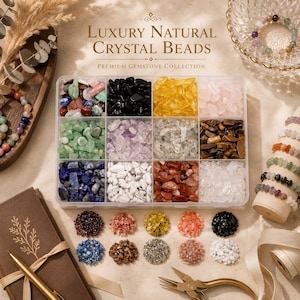Puede incluir: Una caja de almacenamiento de plástico transparente con doce compartimentos llenos de cuentas de cristal natural variadas en diversos colores, incluyendo negro, amarillo, rosa, verde, morado, azul, blanco y marrón, con cuentas sueltas y herramientas.