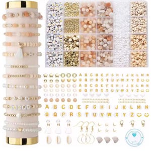 Puede incluir: Un kit para hacer joyas con varias cuentas, cuentas de letras y componentes para pendientes. El kit incluye una exhibición de pulseras de cuentas en tonos neutros. También son visibles detalles metálicos dorados y una variedad de formas y tamaños de cuentas.