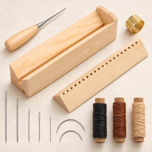 以下が含まれることがあります： レザークラフトツールセット。木製のステッチングポニー、穴あき木製ニードルホルダー、木製ハンドルの金属製目打ち、金色の金属製シンブル、5本のストレート針、2本のカーブ針、3つの糸巻きが含まれています。