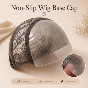 Op de afbeelding: Een antislip pruikbasis cap met de tekst "Non-Slip Wig Base Cap". De cap heeft een bruin kanten ontwerp aan de zijkanten en een ademende mesh top. De cap is ontworpen voor een veilige en comfortabele pasvorm.
