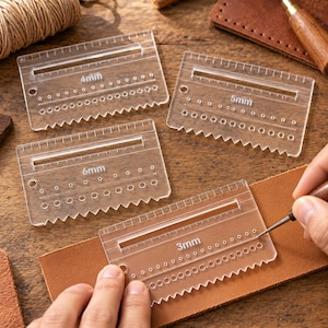 Puede incluir: Cuatro plantillas de costura para cuero de acrílico transparente con bordes dentados y marcas impresas para espaciados de 3mm, 4mm, 5mm y 6mm. Cada herramienta rectangular cuenta con una ranura horizontal, un orificio y filas de pequeños agujeros.