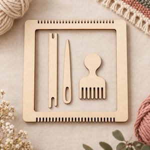 Peut inclure: Un cadre de métier à tisser carré en bois avec des bords crantés, accompagné de trois outils en bois assortis : une navette plate, une aiguille pointue avec un chas allongé et un petit peigne à manche arrondi, le tout en bois clair.