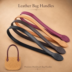 Op de afbeelding: Vier lange leren tashengsels in zwart, donkerbruin, beige en magenta, elk met gestikte randen en geperforeerde uiteinden voor bevestiging. Een kleine, beige geweven tas met een donkerrood hengsel is linksonder afgebeeld met tekst.