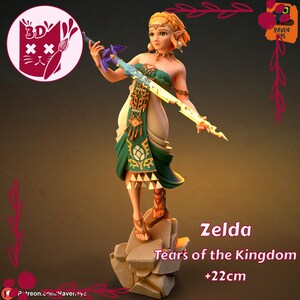 Peut inclure: Figurine détaillée de Zelda de "Tears of the Kingdom", debout sur une base en pierre. La figurine porte une robe verte et blanche et tient une épée. La figurine mesure environ 22 cm de haut.