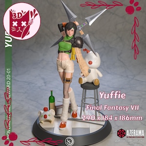 Peut inclure: Figurine détaillée de Yuffie de Final Fantasy VII, tenant de grandes étoiles de lancer. La figurine porte un haut vert, un short et des baskets oranges. Un Chocobo blanc est assis sur un tabouret. La base mesure 29 x 18,4 x 18,6 cm.