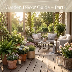 Peut inclure: Un patio extérieur ensoleillé avec des meubles en bois, des plantes en pot et des lanternes décoratives. La scène comprend une petite table, deux fauteuils avec des coussins gris et une variété de fleurs dans des pots en terre cuite et des paniers tressés. Texte : "Garden Decor Guide - Part 1."